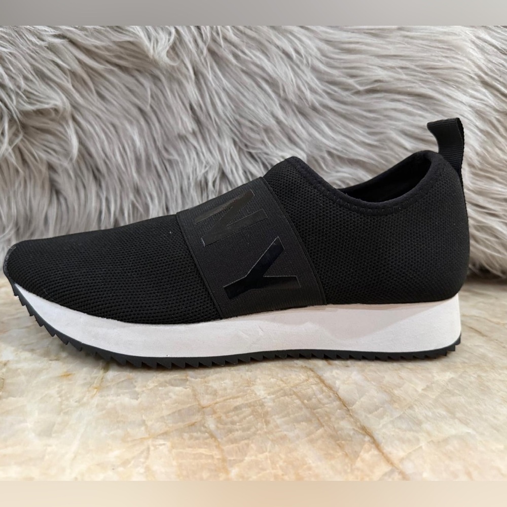 NEW DKNY Andrew Knit Slip-On Shoes
Black/White PAF-2112 CA#31127 New